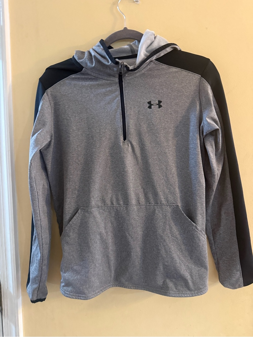 Under Armour YXL Gray and Black Half-Zip Hooded Pullover